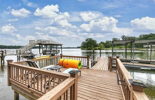 Lake Norman of Catawba House | A Frame of Mind by AvantStay Private Dock View
