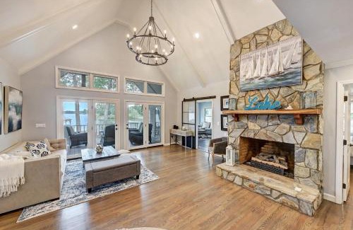 Lake Norman of Catawba House | A Frame of Mind by AvantStay Private Dock View