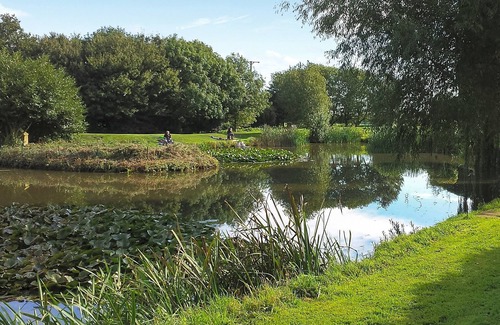 Louth Cottage | A great fisherman’s retreat, with two well-stocked lakes, in a quiet location.