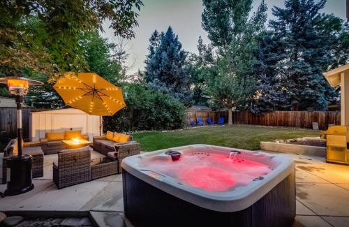 Arvada House | A Great Location Modern Home With A Hot Tub