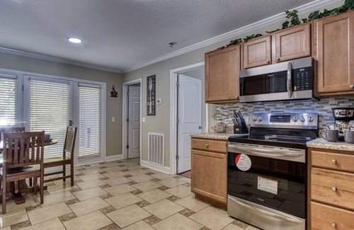 Sevierville Ski Chalet | A Hillside Getaway-FREE attraction tickets for each paid day, Hot Tub, Game Room