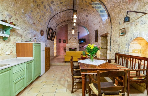 Atsipópoulon Villa | A Historical Monument set in a Traditional Village Next to the Beach & the City!
