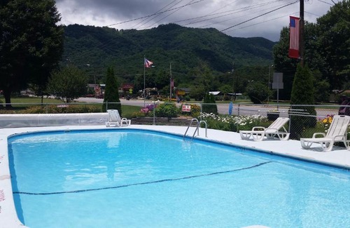 Maggie Valley Hotel | A Holiday Motel - Maggie Valley