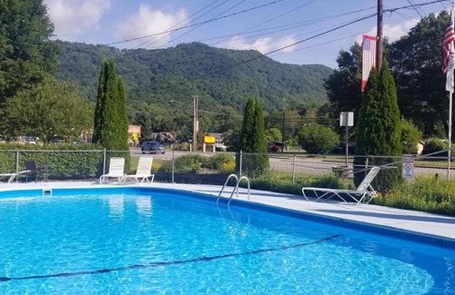 Maggie Valley Hotel | A Holiday Motel - Maggie Valley