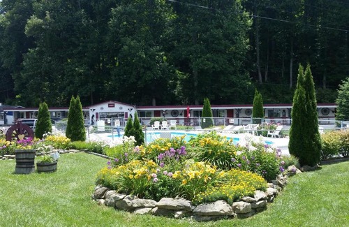 Maggie Valley Hotel | A Holiday Motel - Maggie Valley