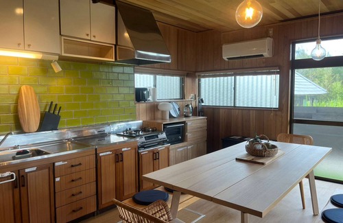 Oamishirasato Villa | A house with a large garden and a detached house.