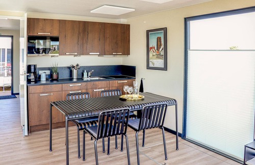 Nieuwpoort Boat Rental | A houseboat for two people and a pet.