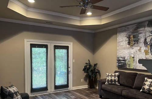 Benton House | A kings 3 Bedroom Home with a MODERN TOUCH!!!
