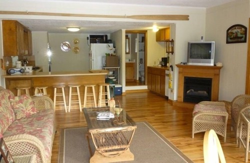 Lynn House | ~A~ Little Bit of Heaven on Lake Lanier - Convenient to TIEC