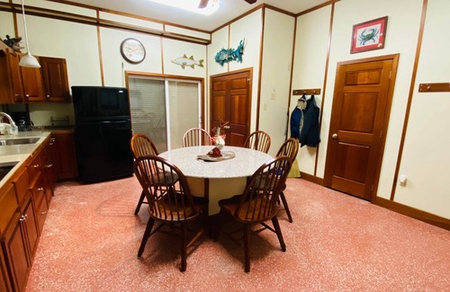 Venice House | A+ Lodging in the ❤️ of Venice Marina w/WIFI + Private Dock, Resort Lodging at Venice Marina