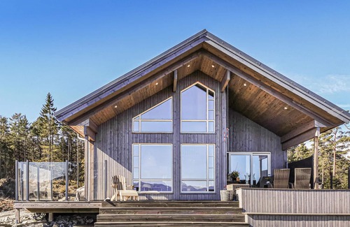 Fjelberg House | A lovely cottage with a large terrace and great views of the Skåneviksfjord.