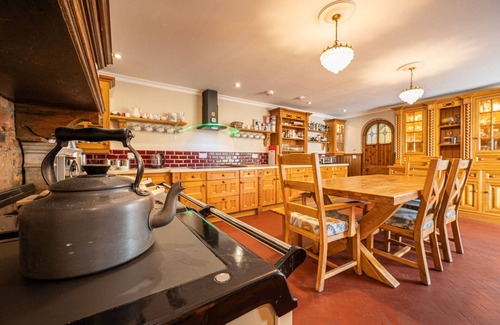 Glen Urquhart House | A luxurious Country home- 2 mins drive to Loch Ness (sleeps 28)