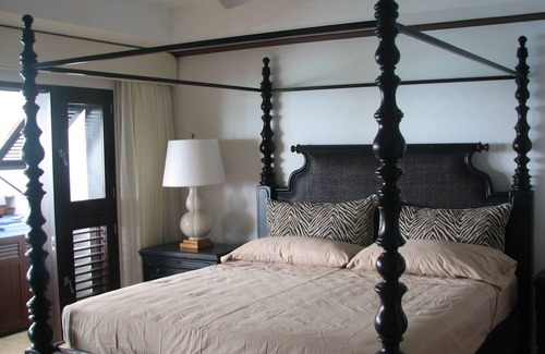 Old Trees Bay Villa | A Luxurious Three-Bedroom, Three Bathroom Apartment