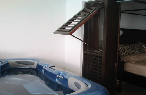 Old Trees Bay Villa | A Luxurious Three-Bedroom, Three Bathroom Apartment