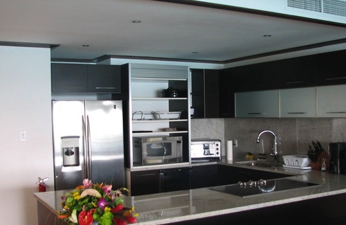 Old Trees Bay Villa | A Luxurious Three-Bedroom, Three Bathroom Apartment