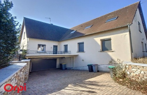 Montmarault Apartment | A Montmarault, L'Arbre de Vie vous propose 2 couchages et 2 salles d'eau