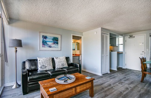 Diamond Head - Kapahulu - St. Louis Condo | A One Bedroom Gem at the Diamond Head Beach Hotel - Queen Suite 602 Sleeps 4