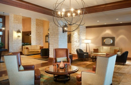 Lakeway Hotel | A Place You'll Surely Enjoy! 3 Convenient Units, Outdoor Pool!