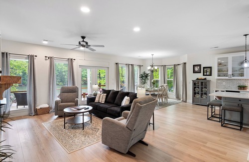 Houston House | A Pretty Lady - Pet-friendly