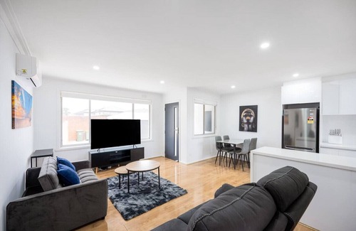 Bayswater House | A Private Hideaway with Large Backyard & 2 CarPark