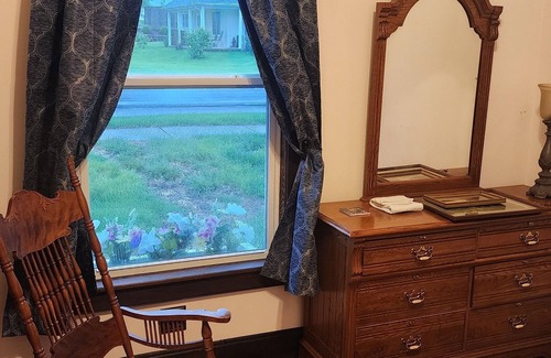 Perry House | A real charmer built in 1915 , pet friendly , located next to Mark Twain lake.