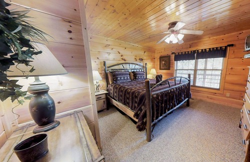 Townsend Cabin | A Rocky Top Rendezview 2 Bedroom Cabin by RedAwning