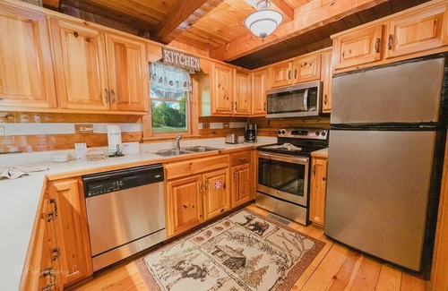 Gatlinburg - Pigeon Forge Cottage | A Slice Of Heaven 2 Bedroom Cabin by RedAwning