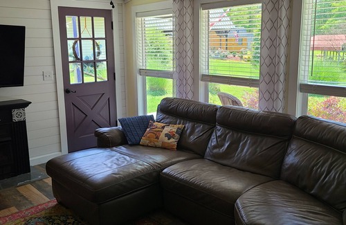 Ten Mile Cottage | A slice of heaven,3 br cottage with boat dock,where you can fish,read,swim,relax