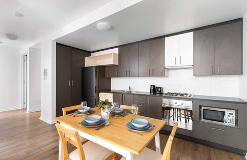 Collingwood Apartment | A Spacious 2BR Apt with a Courtyard & FREE Parking