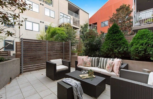 Collingwood Apartment | A Spacious 2BR Apt with a Courtyard & FREE Parking