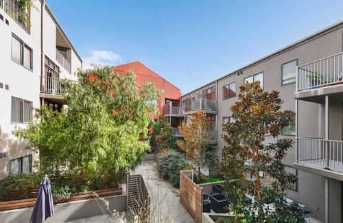 Collingwood Apartment | A Spacious 2BR Apt with a Courtyard & FREE Parking