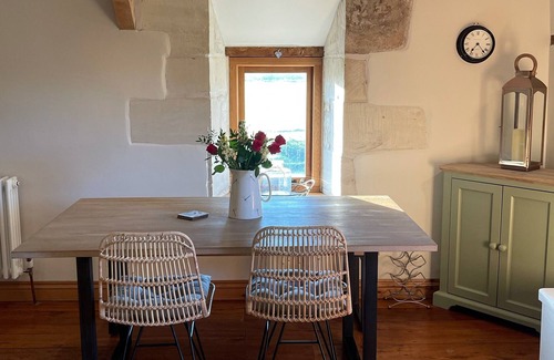 Brimpsfield Apartment | A Spacious first floor apartment set within Barn Conversion
