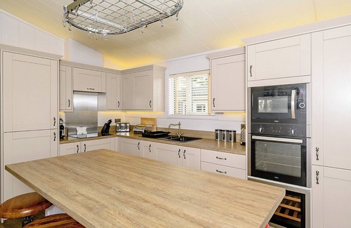 Honiton Ski Chalet | A stylish lodge with one master double with en suite shower room.