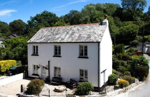 Milton Combe House | A Superb Bijou Retreat with Jacuzzi near an Excellent Village Pub