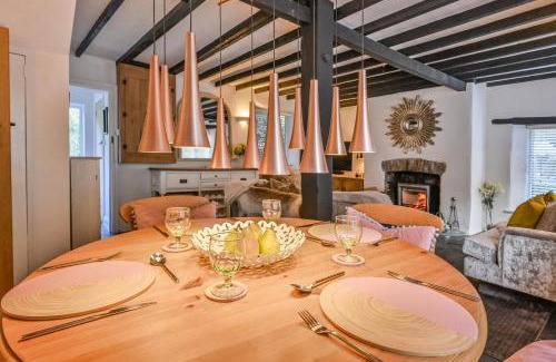 Milton Combe House | A Superb Bijou Retreat with Jacuzzi near an Excellent Village Pub