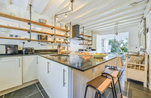 Milton Combe House | A Superb Bijou Retreat with Jacuzzi near an Excellent Village Pub