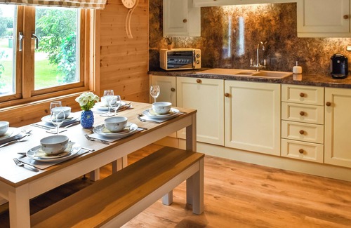 Hopton Cottage | A superb family lodge with a private hot tub, sauna and games zone.