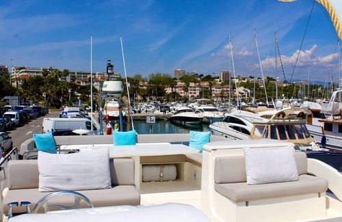 Antibes City Centre Boat Rental | A superb modern yacht