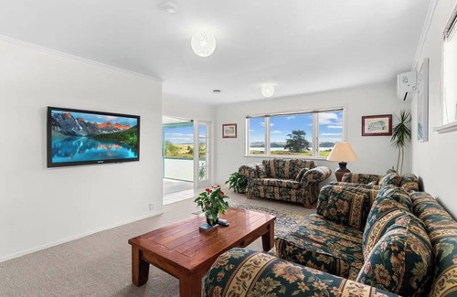 Kaiwaka House | A symphony of rural and sea views!