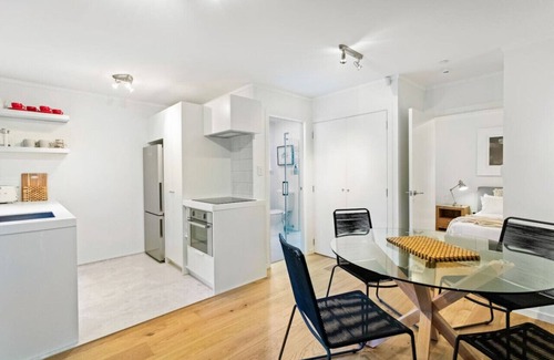 Freemans Bay House | A Tropical Escape in Freemans Bay with Air-Con