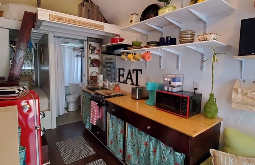 Gulf Breeze Cottage | A whimsical Tiny House, shaded by Oaks and near sugar-sand Beaches and Bay!