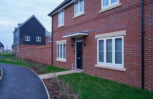 Peterborough Apartment | A1M Hampton Lakes Brand New Entire House