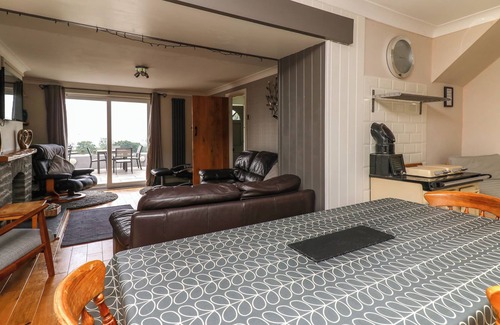 Lampeter Cottage | ABERDAUDDWR, pet friendly, with hot tub in Lampeter