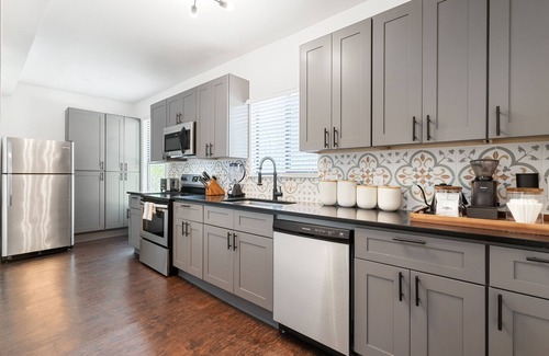 Montrose Apartment | Abode Houston - Montrose Downtown