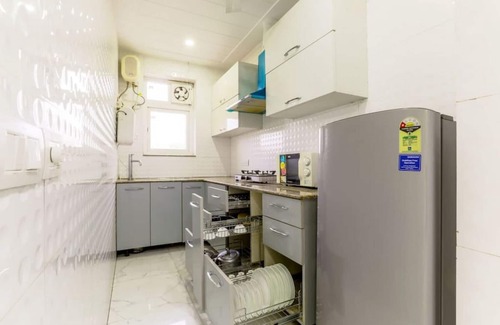 Sushant Lok Apartment | Abode near Fortis hospital w balcony and elevator