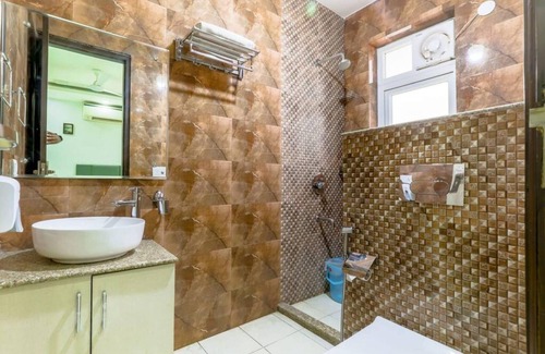 Sushant Lok Apartment | Abode near Fortis hospital w balcony and elevator