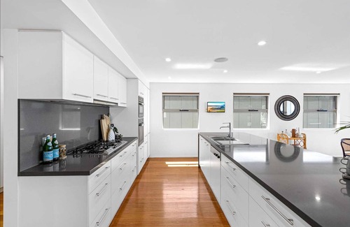 Shellharbour House | Absolute Beachfront 4 bedroom luxury property Just 1 & 1/2 hrs south of Sydney