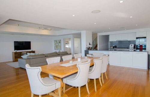 Shellharbour House | Absolute Beachfront 4 bedroom luxury property Just 1 & 1/2 hrs south of Sydney