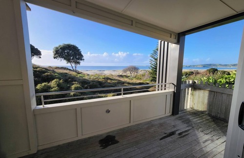 Omaha House | Absolute Beachfront Luxury Holiday House-Omaha