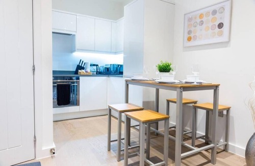 St Albans Apartment | Absolute Stays at The Ziggurat-st Alban Train Station-harry Potter World